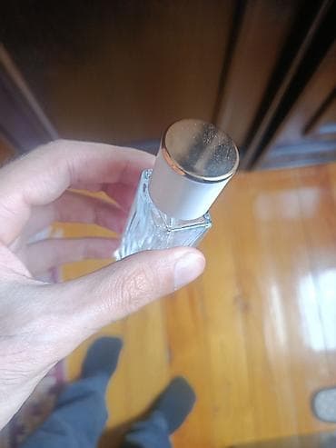 Şüşə ətir flakonu – spreyli - Həcm: təxminən 10–15 ml (cibə/səyahətə — 1