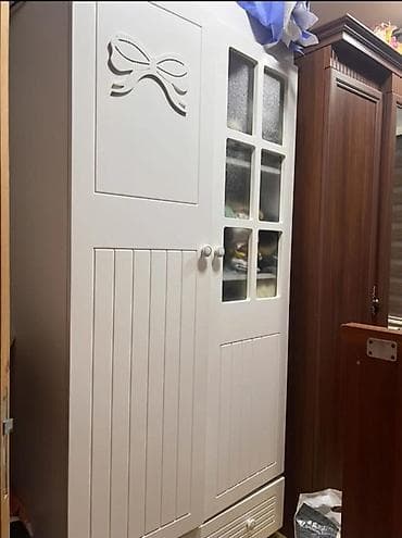 acılan masa: Dolab – 150 AZN Ağ rəngli, zərif dizaynlı geyim dolabı. Ön qapıda — 1