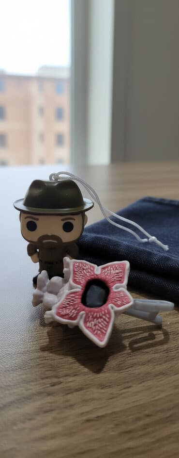 uşaq sintezatoru: Stranger Things serialınnan oyuncaqlar Hopper və Demoqorqon ikisi 6 — 1