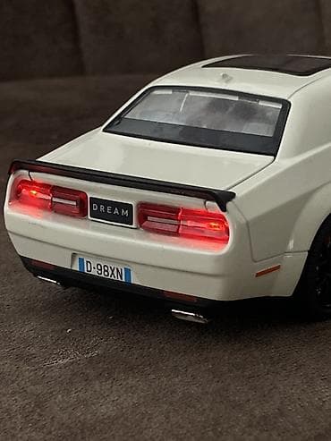 Metal Dodge Challenger SRT - Korpus: ağ rəng, qara kapot və dam — 4
