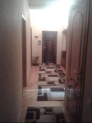 продажа недвижимости в баку: Geniş və işıqlı mənzil interyeri - Geniş dəhliz: Uzun koridor, ağ — 1