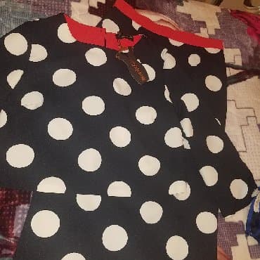 Yenidir. tund goy rengde kostyum. Yubka karandas, uzunlugu midi