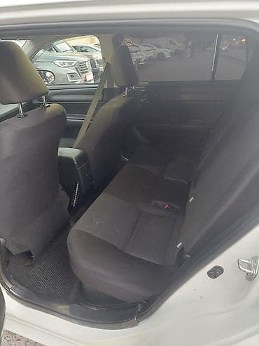 avto audio: Toyota sedan – ağ rəngli, şəhər və uzun yol üçün praktiki seçim — 2