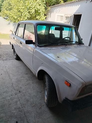 VAZ 2107 sedan - Kuzov: 4 qapılı, klassik kuzov forması, ağ rəng. Ön