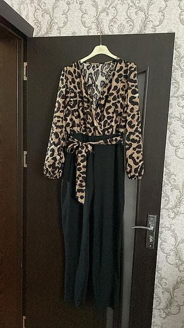 Qadın tulumu – qəşəng leopar printli üst və qara şalvar hissəsi ilə. -