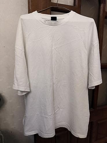 Ağ rəngli universal T‑shirt - Kəsim: oversize/relaxed fit, enli çiyin — 1