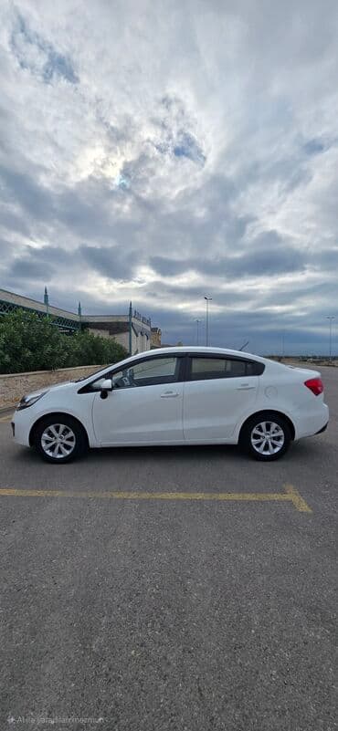 mersedes c 230: Kia Rio: 1.4 l | 2012 il Sedan — 5
