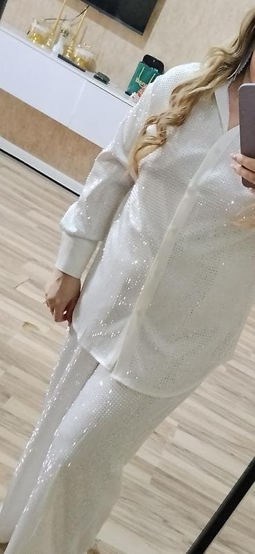 Костюмы: Zərif parıltılı iki hissəli qadın dəsti: - Rəng: ağ - Üst: düyməli — 1