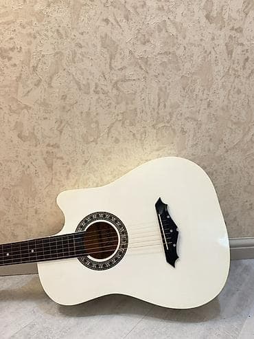 boss ph 3: Ağ rəngli akustik gitara – DieLsel markası - Korpus: dreadnought — 2