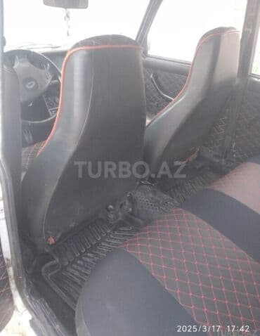 2107 oturacaqları: Ağ rəngli VAZ-2107 sedan avtomobili. Avtomobilin arxa hissəsində — 10