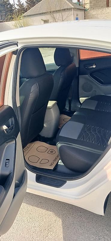 Kia: Kia Cerato (Ağ rəng, sedan) Texniki xüsusiyyətlər: - Benzin — 4