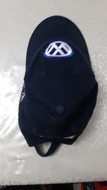 kişilər ucun dəri papaqlar və kepkalar: Volkswagen emblemli beysbolka. Materialı: pambıq. Rəngi: tünd göy. Əla — 5