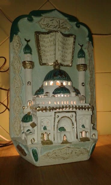 meyvə şəkilləri: Böyük suvenir məscid. Əl işidir qipsdən düzəldilib. Arxasında işıq — 2
