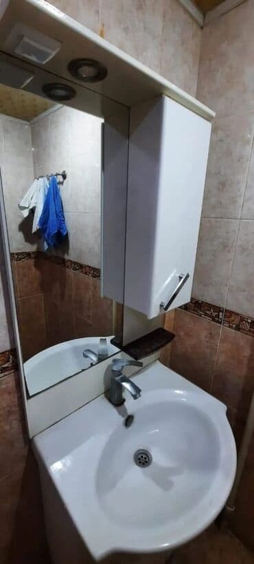 Умывальники, тюльпаны: Ağ rəngli güzgülü hamam dəsti. Bu dəstə keramika lavabo, altdan şkaf — 2