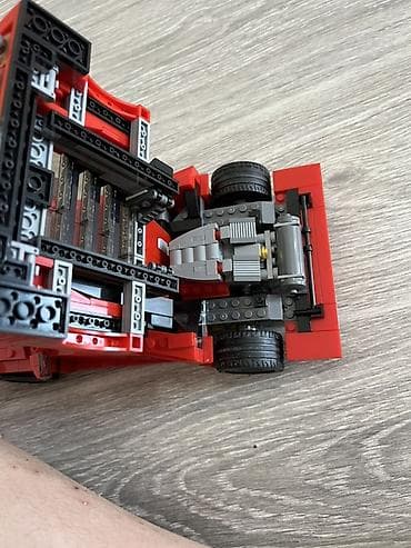 panda oyuncaq: LEGO ilə yığılmış qırmızı superkar maketi - Ölçü: təxminən 1:12–1:14 — 1