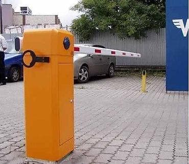 plastik qapi gence: Çİn istehsalı invertor motorli şlaqbaum sistemi: - 6 metr qol uzunluğu — 2