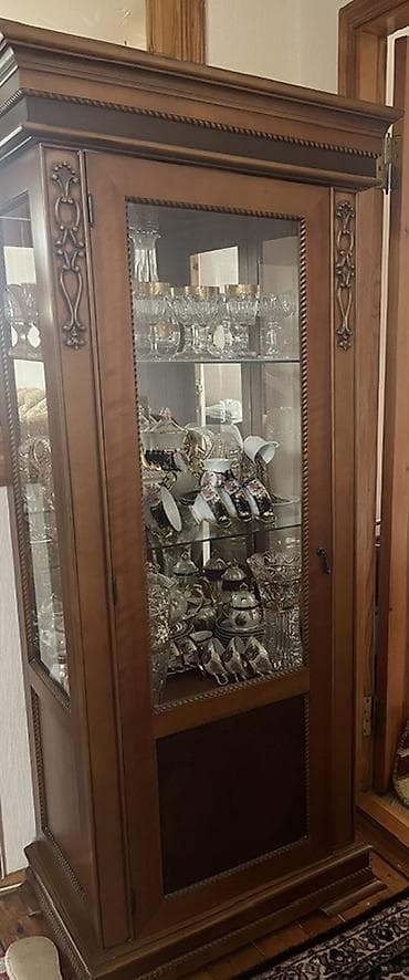 Şüşəli dolab vitrini