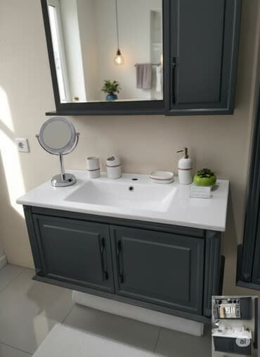 divar guzgusu: Tünd boz rəngli, divara bərkidilən vann otağı dəsti, ağ keramik Çanaq — 1