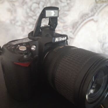 notbuk ucuz: Nikon D90 rəqəmsal güzgülü kamera. Kameranın qara rəngli korpusu var — 1