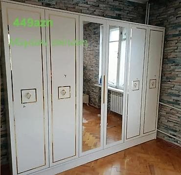 Ağ rəngdə, qızılı xətli 5 qapılı geyim dolabı. Orta hissədə tam boy
