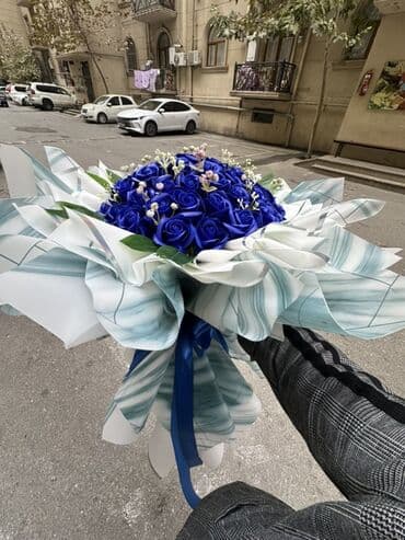 Məhsul: Mavi güllərdən bəzəkli buket - Zərif, dərin mavi rəngli gül