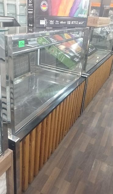 Şüşəli satış vitrini – paslanmayan polad karkaslı, taxta dekorlu ön