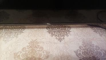 mini televizor: TCL LED televizor - Təxminən 32–40 düymlük ekran (ölçü vizual olaraq — 5