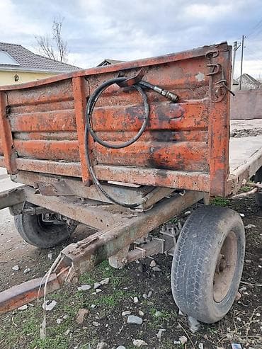 kompressor 25l: Mavi rəngli təkərli kənd təsərrüfatı traktoru və qoşqu dəsti — 4