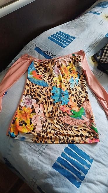 Svitşotlar: Qadın bluzu - Model: Uzunqollu, bədənə yığılan kəsim - Dizayn: Ön — 1