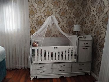 Uşaq beşiyi və komodlu dəst BABY ROOM firmasına aiddir. Seliqeli
