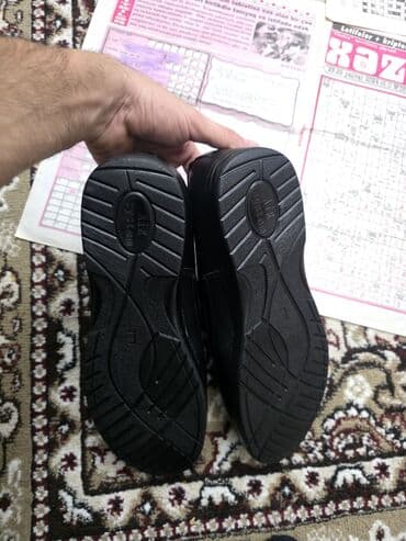 kisi botinkalari: Sandal brendi kişinin gündəlik/klassik slip-on ayaqqabıları . Ölçü — 3