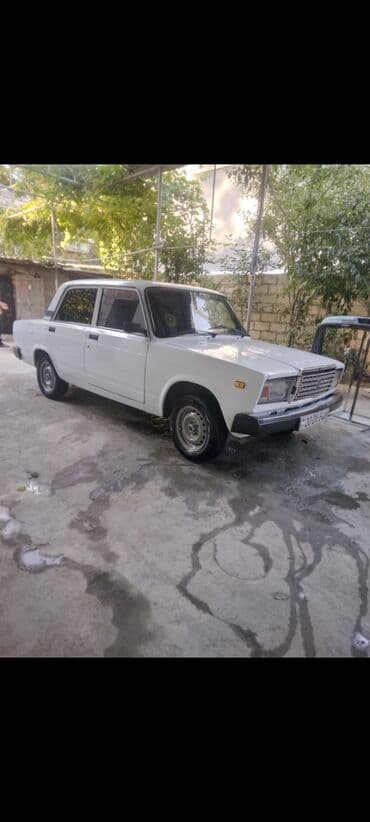 ваза напольная стеклянная высокая без узора: VAZ 2107, ağ rəng, sedan kuzov. Klassik dizaynlı arxaötürməli model — 5