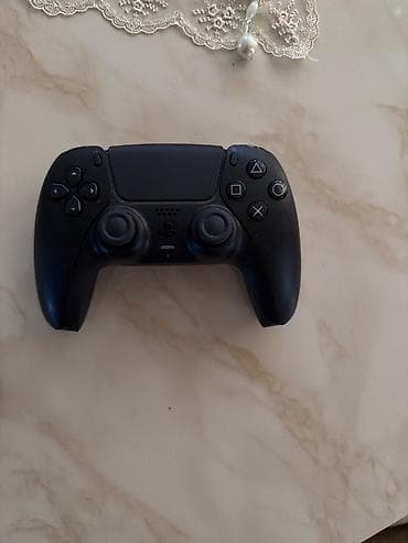 playstation 5 bakida: Qara dualsense 1 ay işledilib.Ağ dualsense 3 ay işledilib.Qara — 2