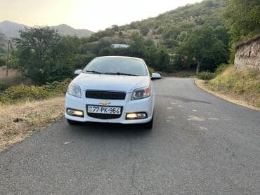 Chevrolet Nexia ağ rəngli sedan. Xüsusiyyətlər: - Ön barmaqlıqda