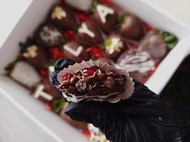 sade tort sekilleri: Hədiyyəlik şokoladlı çiyələk qutusu - Təzə iri çiyələklər yüksək — 2