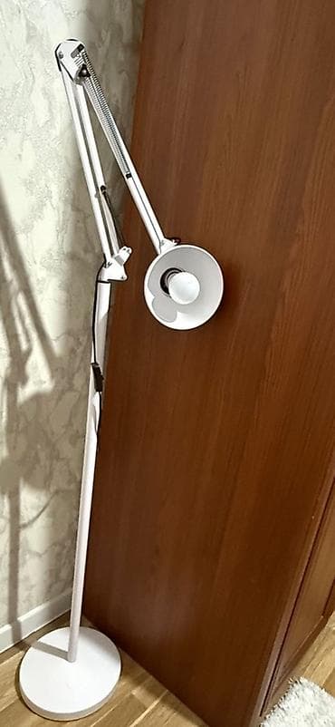 Ağ rəngli döşəmə tipli işıqlandırma lampası - Dizayn: Minimalist — 1
