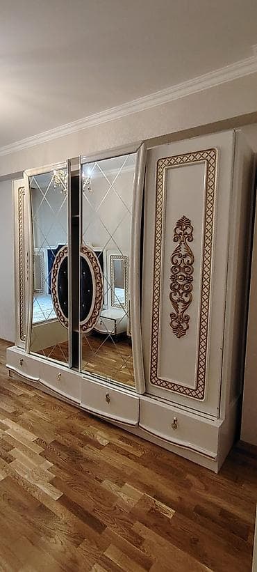 Klassik üslubda böyük qarderob dolabı - Rəng: açıq krem, qızılı dekor