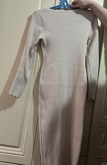 don modelləri 2023: Qadın paltarı – rebrli trikotaj, bədənə oturan kəsim uzundur bedeni — 2