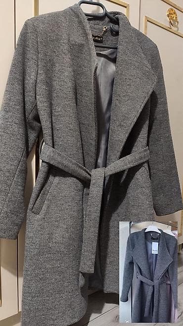 Qadınlar üçün boz rəngli palto - Model: beldən kəmərli, açıq yaxalı