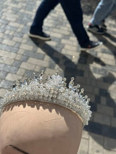 yuxuda sac rezini gormək: Kristal daşlarla işlənmiş taç/diadem - Rəng: Gümüşü baza, şəffaf — 3