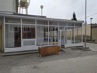 Bağ evləri: İcarəyə obyekt Təsvir: - Şüşəbənddən ibarət geniş vitrinli fasad — 3