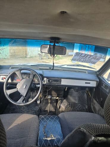 Avtomobil: Sovet istehsalı sedan (salon görüntüləri) Kuzov rəngi: ağ