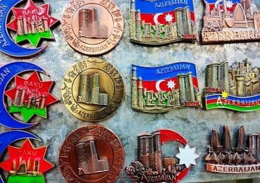 saxsi gul qablari: Bakı şəhərinin görməli yerlərini əks etdirən müxtəlif formalı və — 1