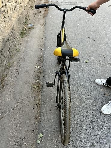 veseved: Pilot markalı velosiped. Qara-sarı rəng kombinəsindədir və şəhərdaxili — 3