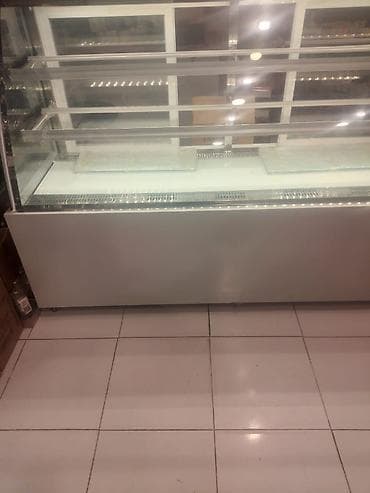 Şirniyyat və delikates vitrin soyuducusu az islenib - Ön və yanları