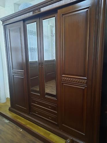 kunc divan kreditle: Klassik üslubda yataq otağı dəsti Tərkibi: - 3 qapılı iri qarderob — 7