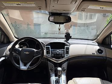 Nəqliyyat: Chevrolet Cruze sedan – qırmızı rəngdə, şəhər və tras üçün universal — 6