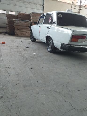 s150 satılır: VAZ 2107 sedan, ağ rəng. - Kuzov: 4 qapı, qara plastik bamperlər — 4