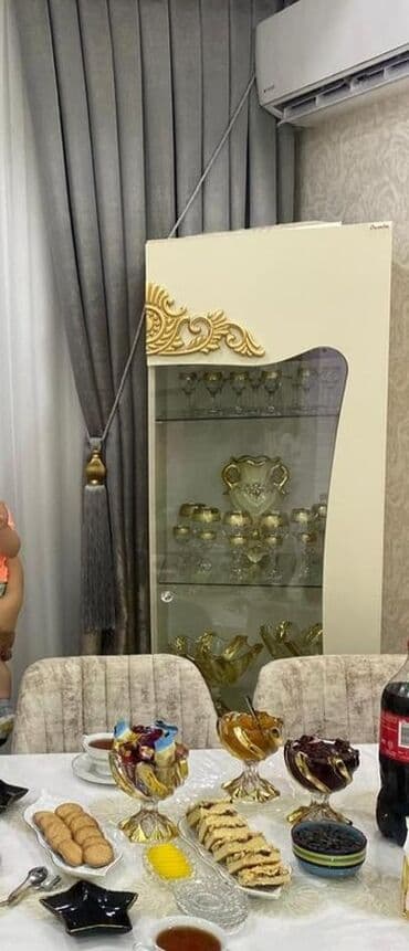 Şüşəli dolab vitrini