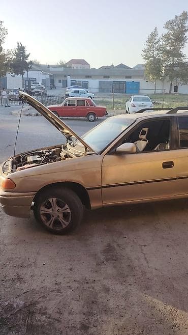 ceşka maşın: Opel Astra F Caravan (Universal) - Kuzov: universal (5 qapı), qızılı — 1